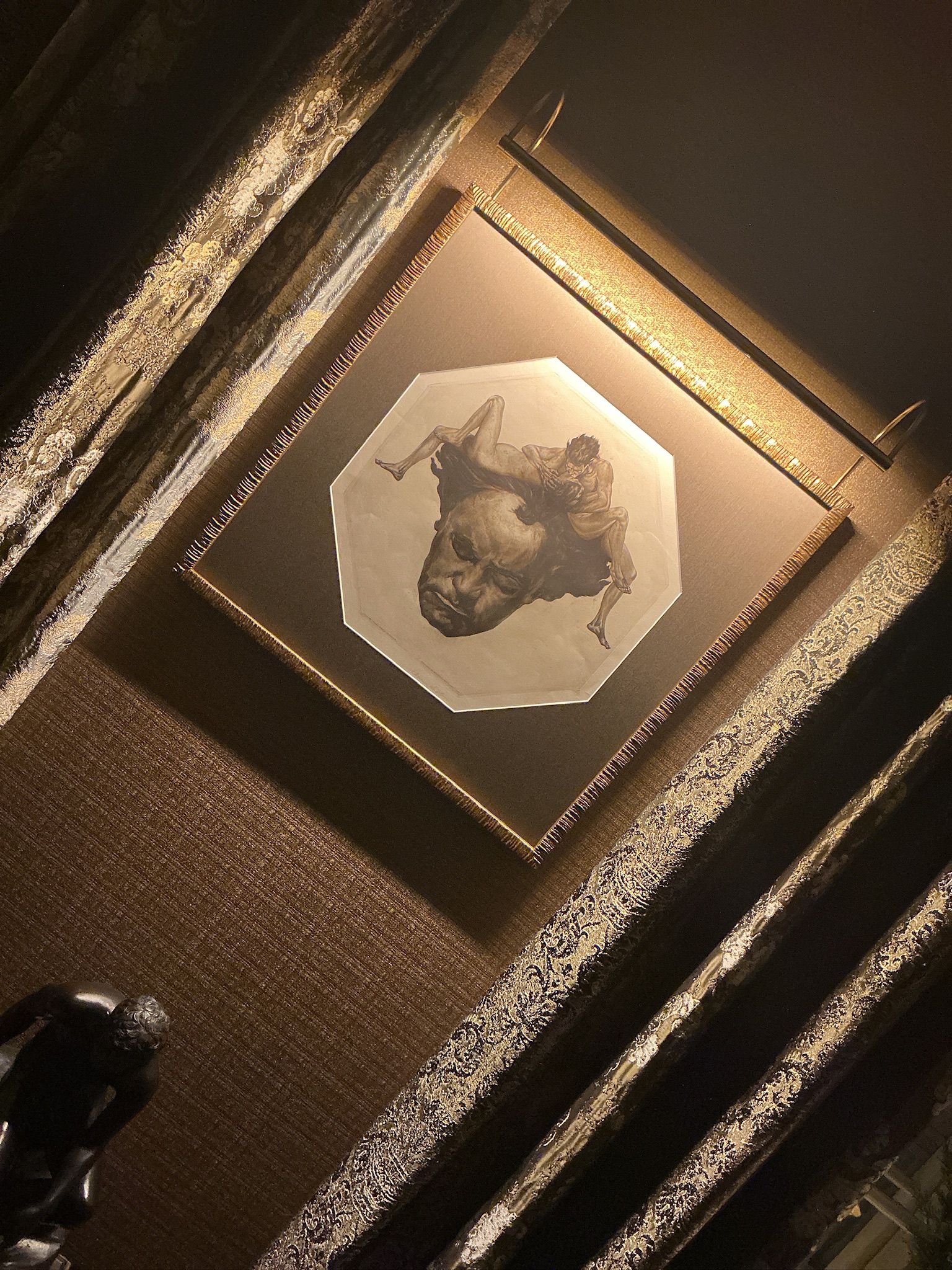 Klassisches Bild an der Wand, gerahmt von schweren Vorhängen.