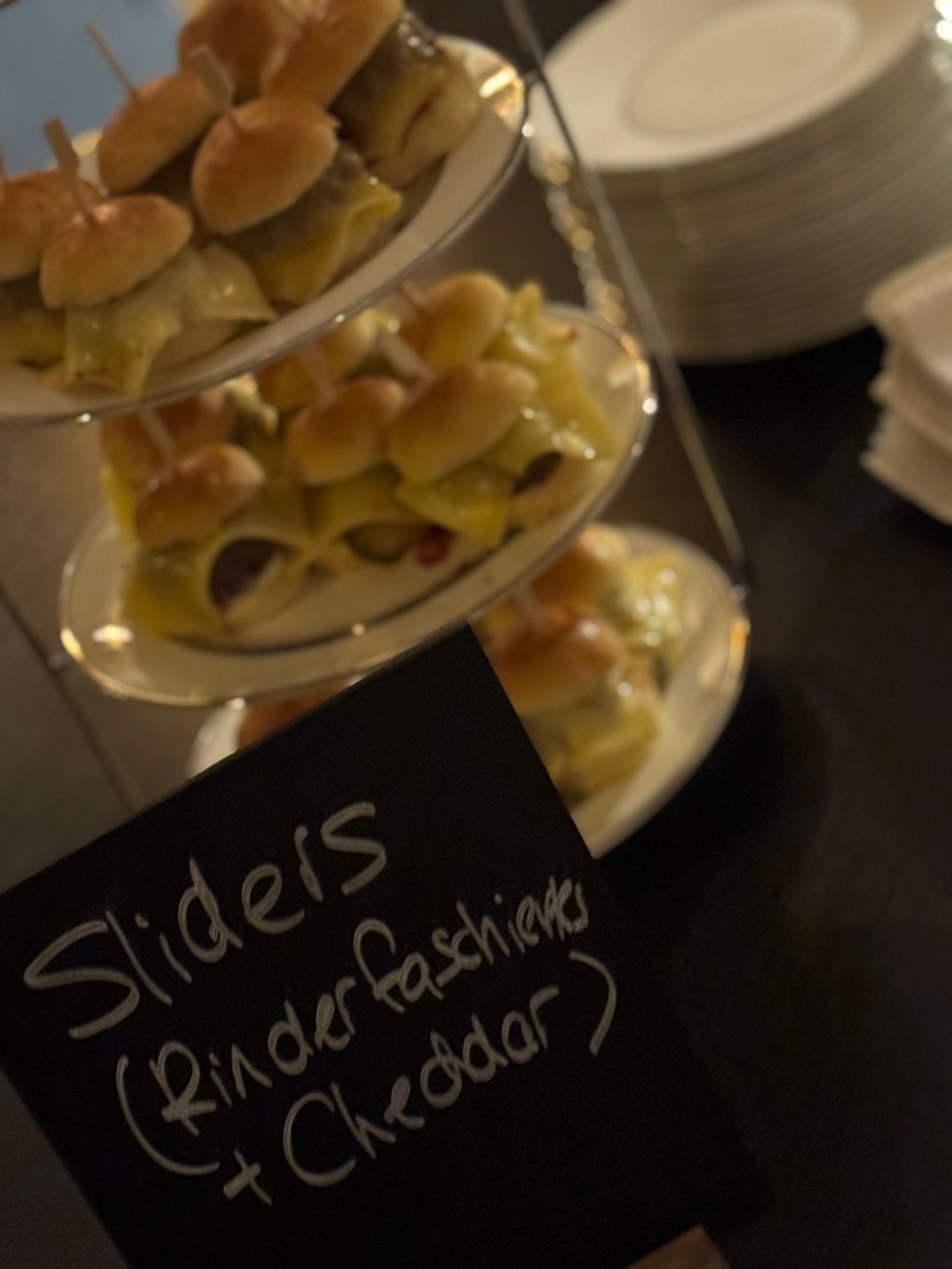 Kleine Häppchen auf einer Etagere beim Empfang.