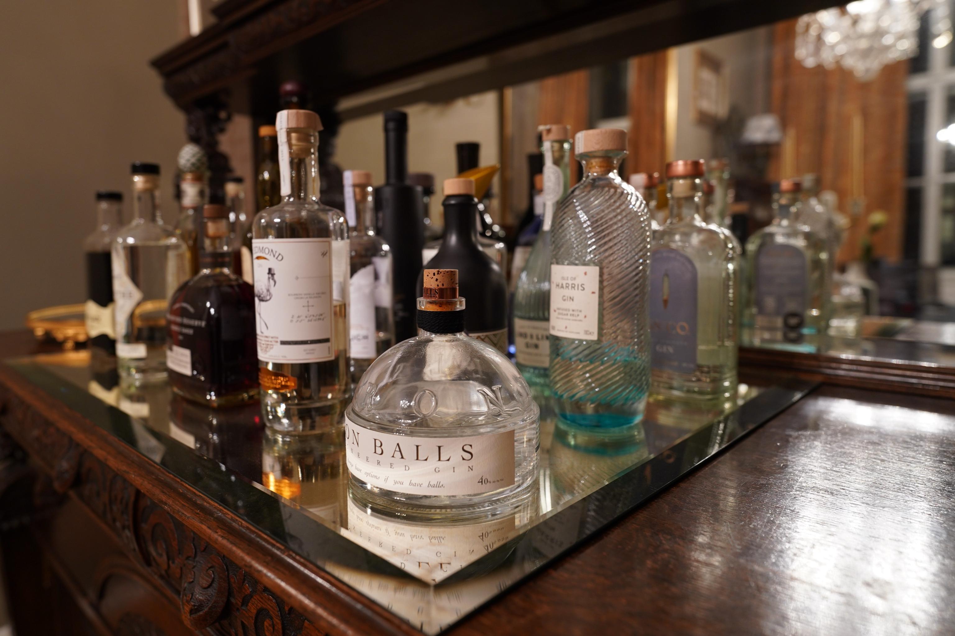 Gäste im Gespräch in einem hohen Raum mit Kronleuchter.